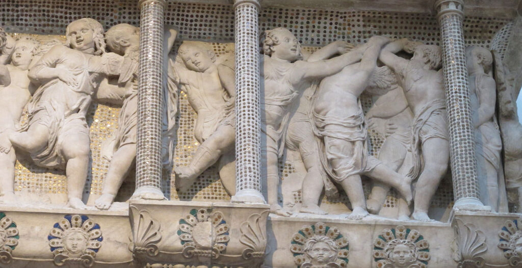 Les détails de la frise de la Cantoria de Donatello reflètent la joie et l'énergie de la musique et de la danse dans la dévotion religieuse.