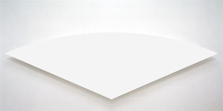 White Curve, 1974, by Ellsworth Kelly reflects the elegance of minimal form and spatial tension through subtle curvature and monochromatic simplicity.